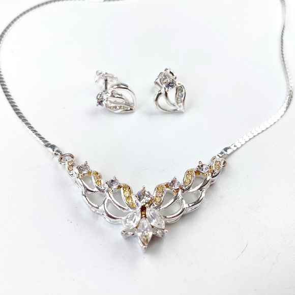 Vintage Avon Silver Tone Rhinestone Necklace & Earring Set in Box. New Old Stock - Picture 7 of 9